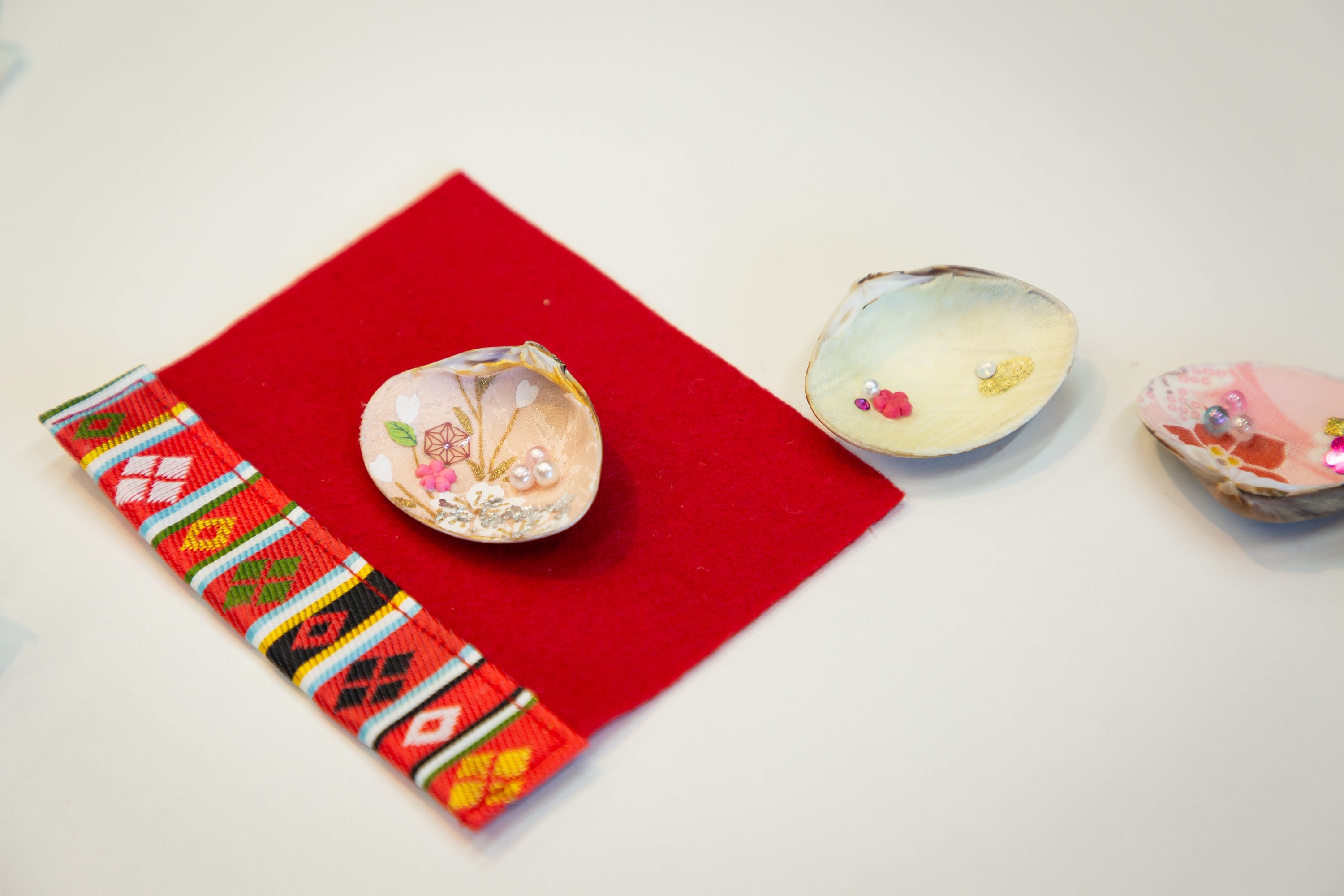 【加藤人形】お雛様の飾り「貝合わせ」を作る伝統工芸体験。