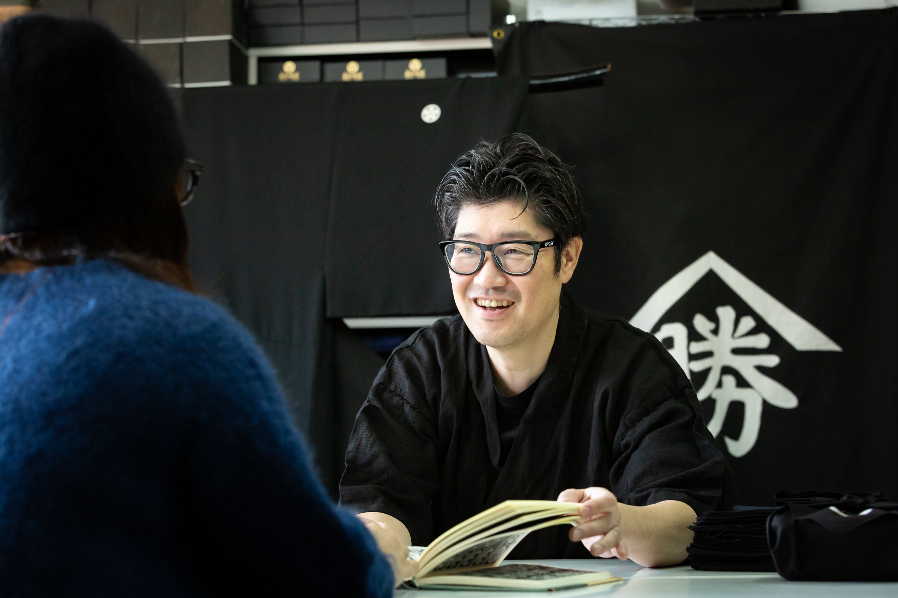 【山勝染工】職人の技に触れる。名古屋黒紋付染 家紋刷り。