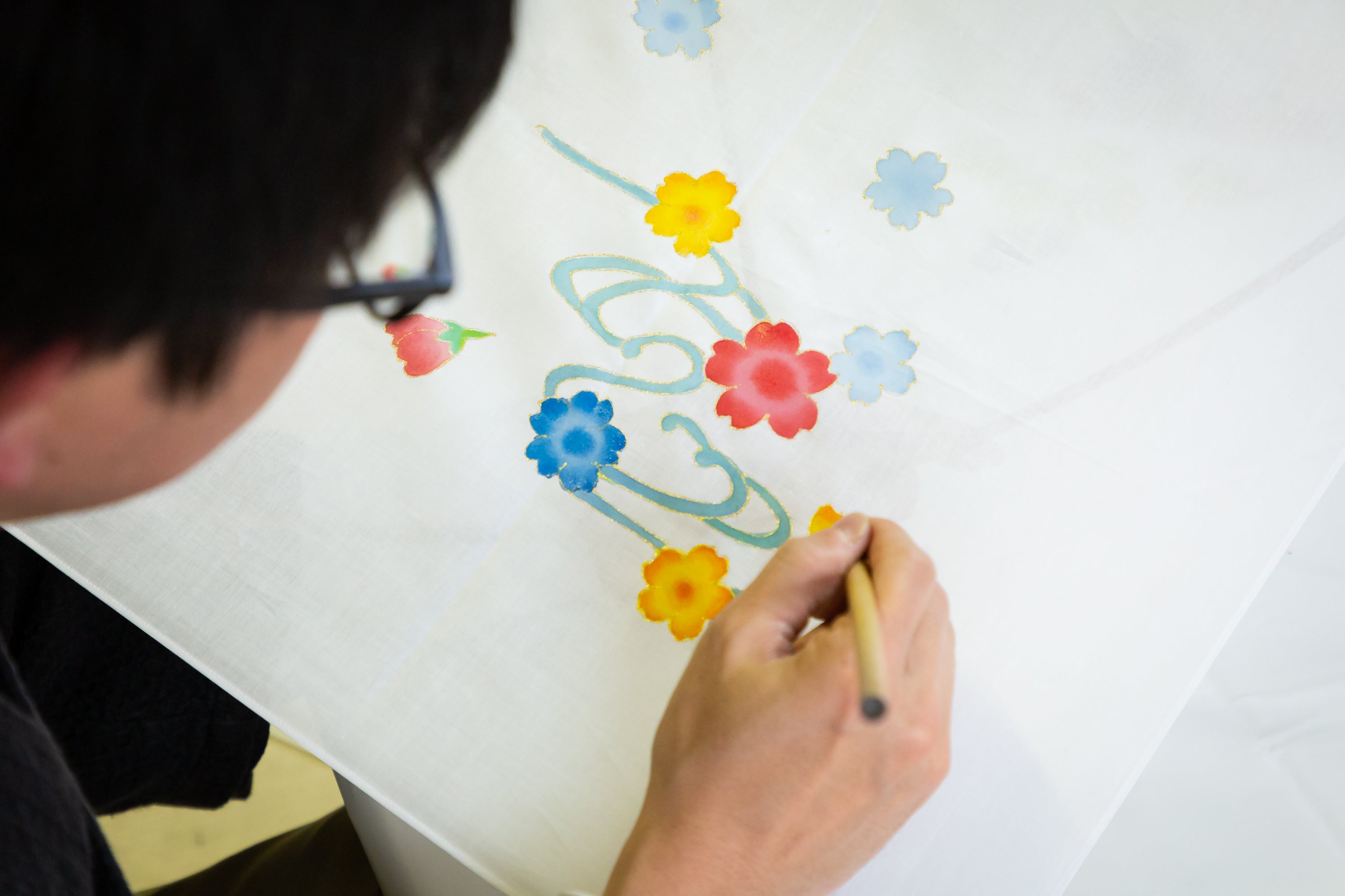 【友禅工房堀部】名古屋手描友禅で伝統の技を体験するハンカチ色挿しワークショップ。