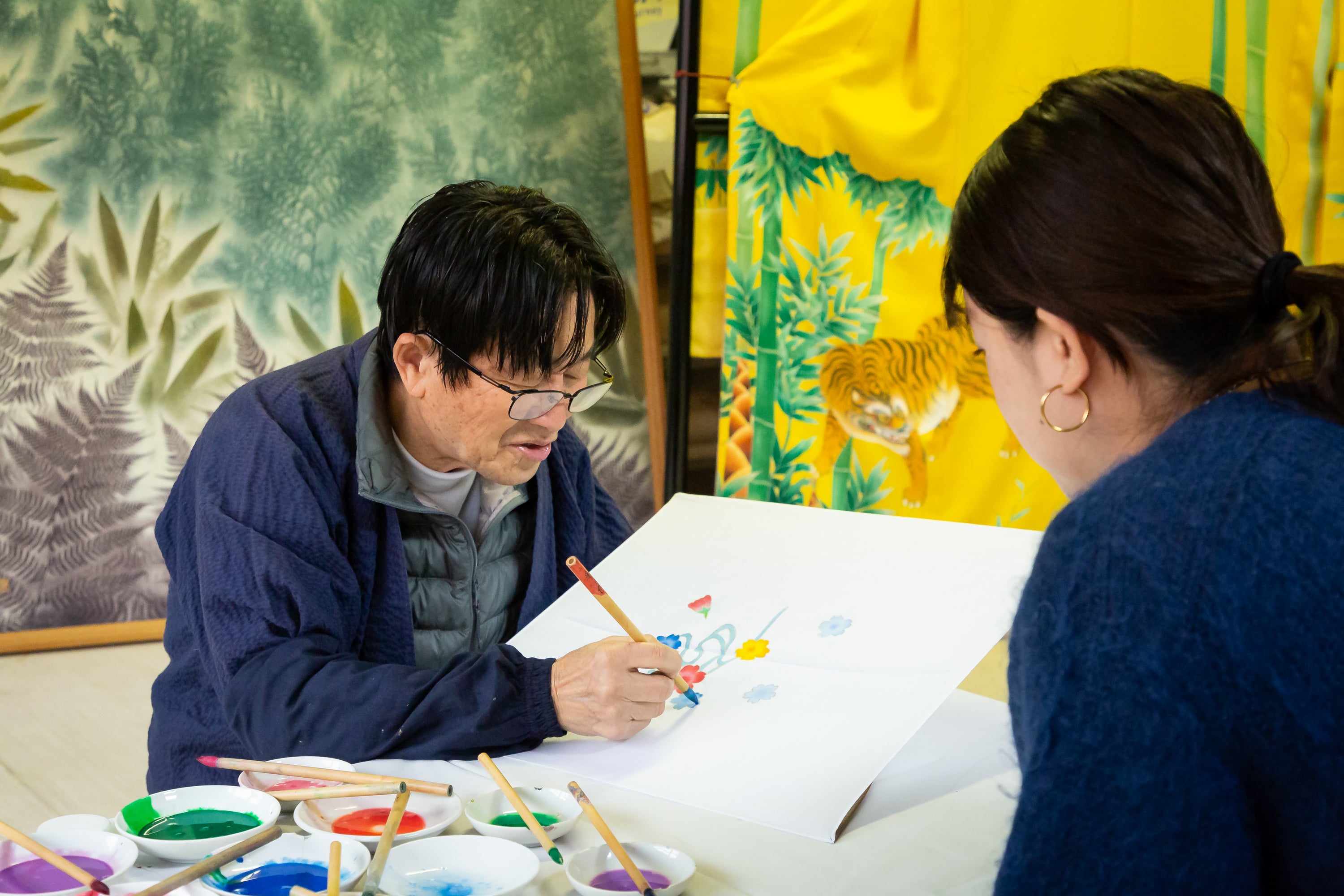 【友禅工房堀部】名古屋手描友禅で伝統の技を体験するハンカチ色挿しワークショップ。