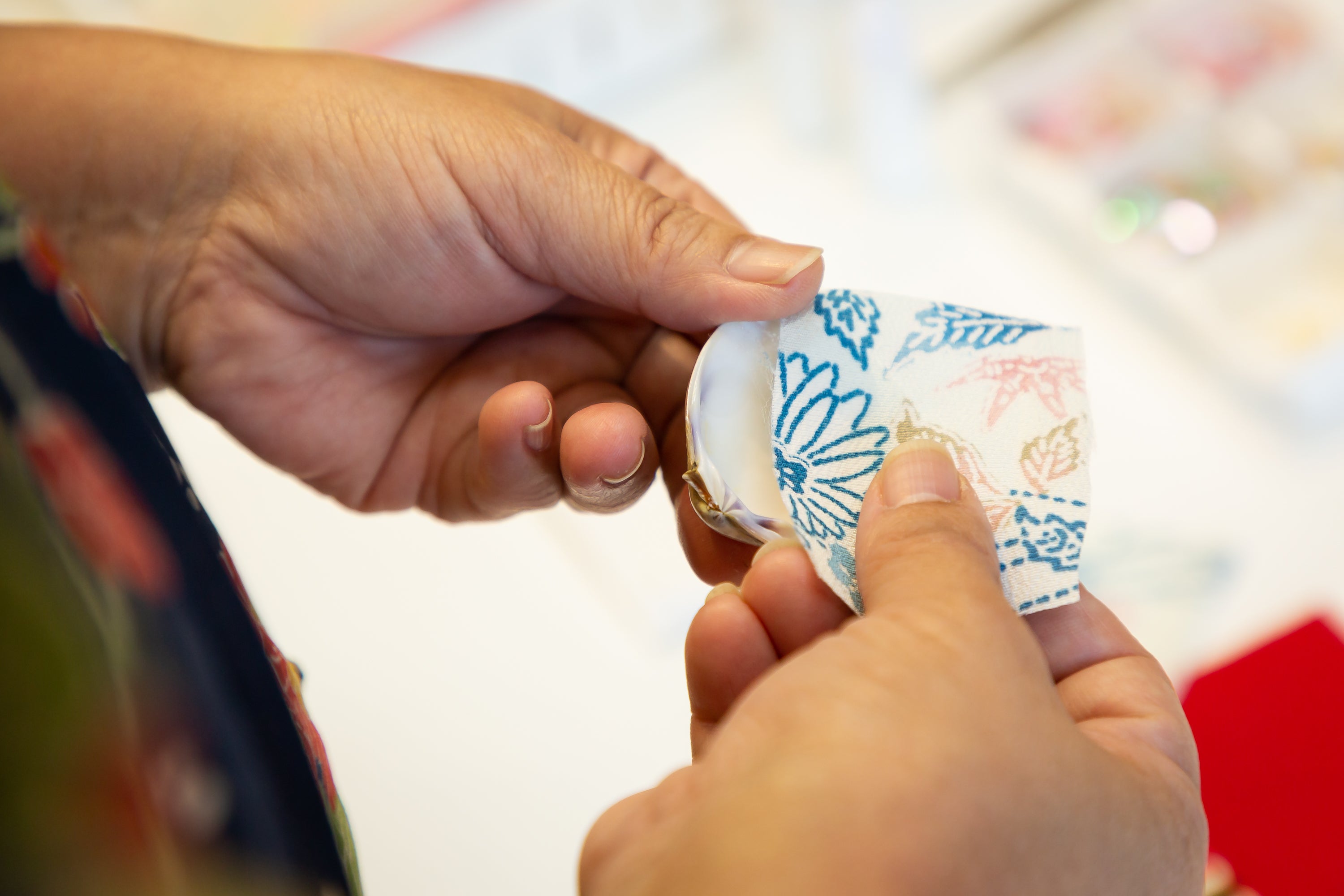 【加藤人形】お雛様の飾り「貝合わせ」を作る伝統工芸体験。